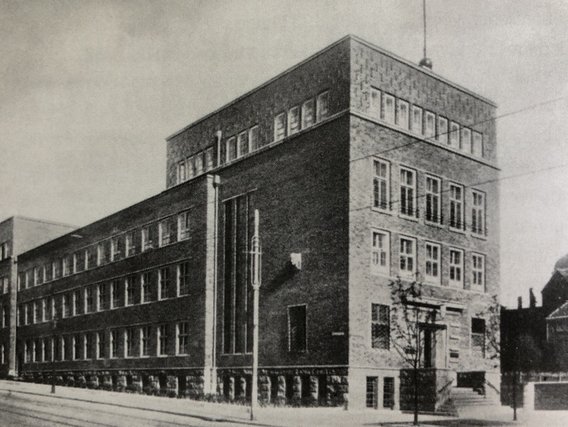 Das Stammhaus in der Steubenstraße, bezogen 1928, zerstört 1945.