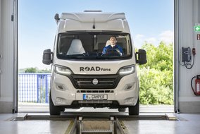 Ein Wohnmobil fährt in eine Werkstatt