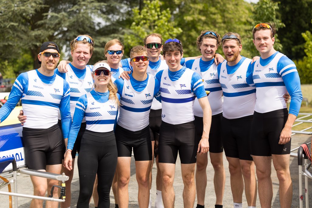 Gruppenbild der Mannschaft des TÜV NORD Maschseeachters aus der Saison 2025