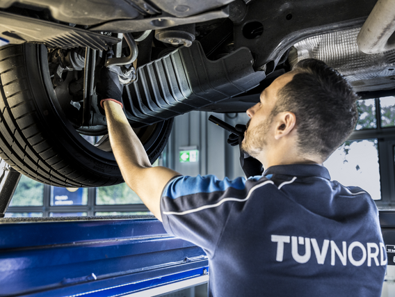 Ingenieur, der ein Fahrzeug prüft