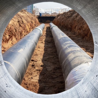 Pipelines sind die günstigste Lösung, um große, kontinuierliche Mengen CO₂ von der Abscheideanlage zum Speicher oder zum Verwerter zu bringen. Pipelines sind die günstigste Lösung, um große, kontinuierliche Mengen CO₂ von der Abscheideanlage zum Speicher oder zum Verwerter zu bringen. Die Wahl des jeweils besten Transportwegs hängt jedoch immer von Menge, Entfernung und Zielort ab. (Symbolbild: Anoo/Adobe Stock)