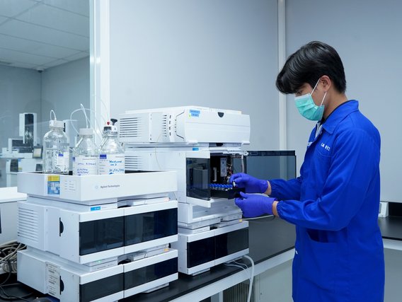 Analyse der spezifischen Migration organischer Stoffe (Bisphenol A, Formaldehyd) mittels Hochleistungsflüssigkeitschromatographie.