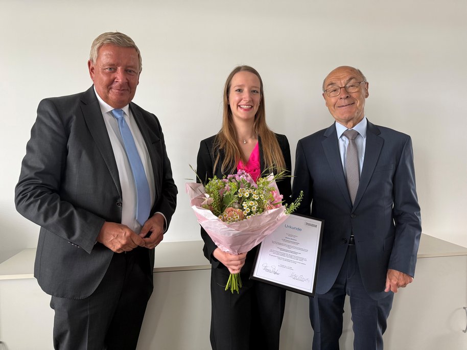 Bianca Weidner erhält 500. Deutschlandstipendium der TÜV Nord Vereine TÜV NORD Vereine vergben 500. Deutschlandstipendium
