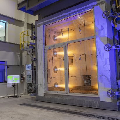 In der neuen Prüfstelle Verl der TÜV NORD GROUP werden Feuerwiderstandsprüfungen vorgenommen.