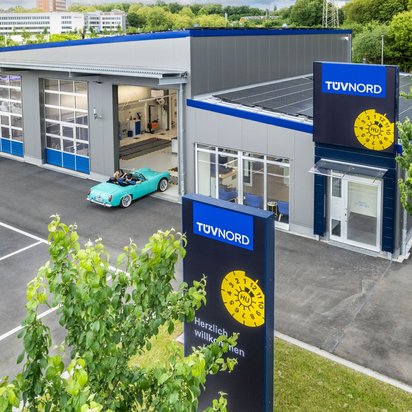 TÜV NORD Prüfstation mit Oldtimer vor der Einfahrt