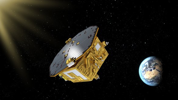 Eine künstlerische Darstellung des LISA Pathfinder Satelliten im Weltraum, mit der Erde im Hintergrund. Der Satellit ist golden und silbrig mit einer komplexen Struktur. Sonnenstrahlen kommen von links oben und beleuchten den Satelliten. Die Erde ist blau und weiß mit sichtbaren Kontinenten und Wolken