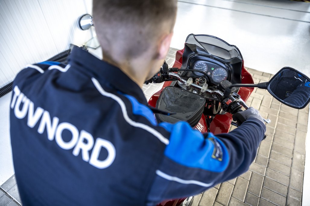 Motorradprüfung in der Werkstatt
