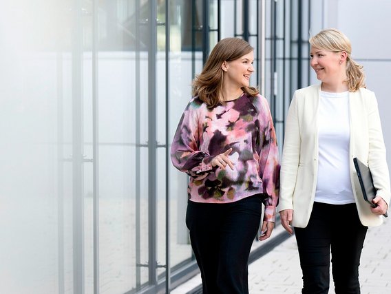 Zwei Kolleginnen laufen nebeneinander