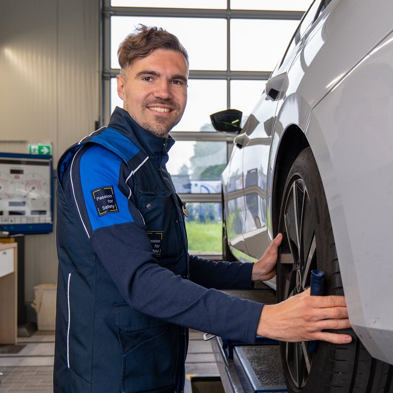 Reifenprüfung an der TÜV NORD Station Fahrzeugprüfung an der TÜV NORD Station