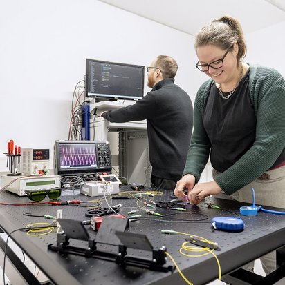 Im QKD-Labor der TÜV NORD GROUP werden Quantenkommunikations-Verfahren überprüft.