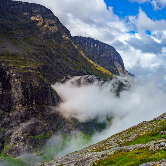 Berge mit Wolken