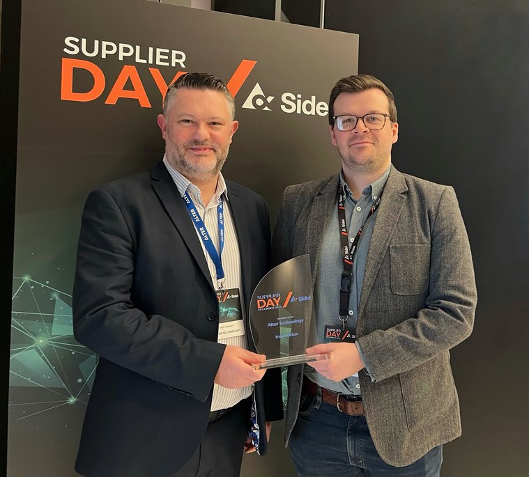 Matt Booker, Direktor für Handel und Innovationen bei ALTER in Großbritannien und Ross MacSporran, Produktionsleiter bei ALTER in Großbritannien haben den Award beim SIDEL Supplier Day in Bologna entgegengenommen. 
