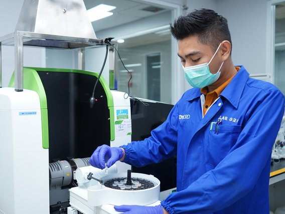Ikhza Mahendra führt im Labor von TÜV NORD Indonesia Tests durch, um mögliche Schwermetalle in einer Probe zu identifizieren. 