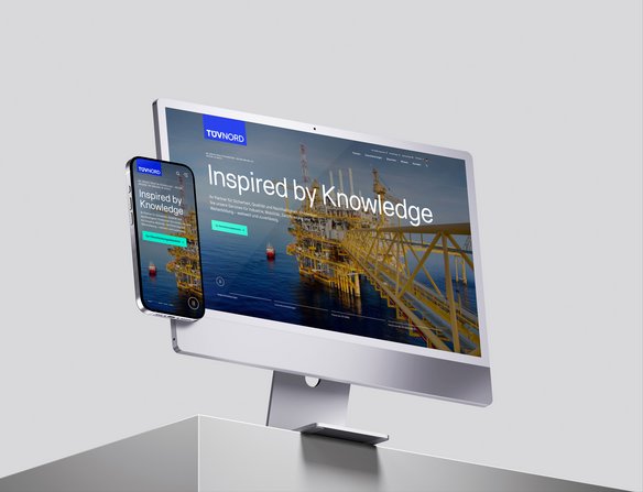 Ein Computerbildschirm und ein Smartphone zeigen die Relaunch‑Startseite der TÜV NORD Website.