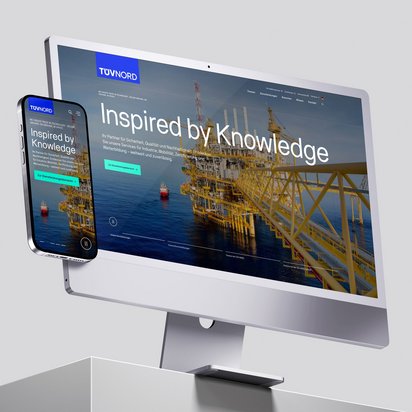 Ein Computerbildschirm und ein Smartphone zeigen die Relaunch‑Startseite der TÜV NORD Website.