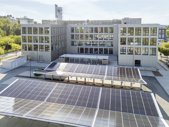 Einige Parkplätze sind mit einem Solardach ausgestattet.