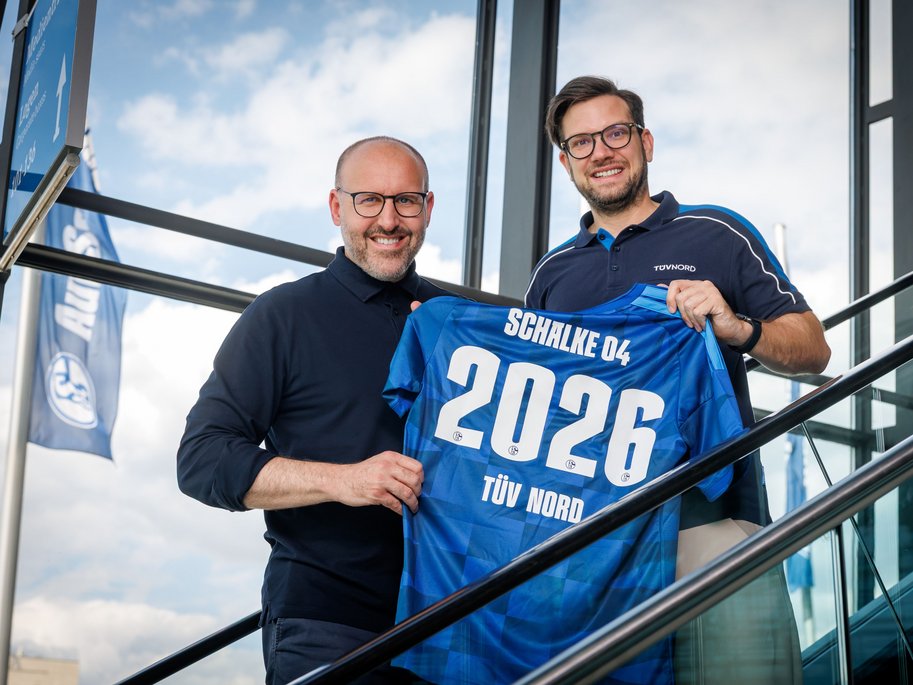 Trikotübergabe zur erfolgreichen Kooperation Erfolgreiche Partnerschaft mit Schalke wird verlängert