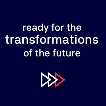 Dunkelblauer Hintergrund mit weißem Text in der Mitte: „ready for the transformations of the future“. Das Wort „transformations“ ist fett hervorgehoben. Unter dem Text befinden sich drei stilisierte Pfeile, zwei in Weiß und einer in Rot, die nach rechts zeigen.