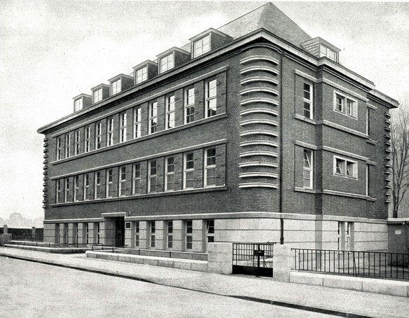 Dieses Haus in der Poppelsdorfer Straße wurde als erstes eigenes Vereinshaus 1928 bezogen. Es wurde Anfang 1945 schwer beschädigt, das Dachgeschoss brannte völlig aus. Das Gebäude steht noch heute. Bildquelle: TÜV NORD AG