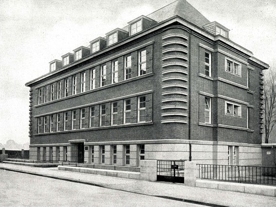 Dieses Haus in der Poppelsdorfer Straße wurde als erstes eigenes Vereinshaus 1928 bezogen. Es wurde Anfang 1945 schwer beschädigt, das Dachgeschoss brannte völlig aus. Das Gebäude steht noch heute. Bildquelle: TÜV NORD AG