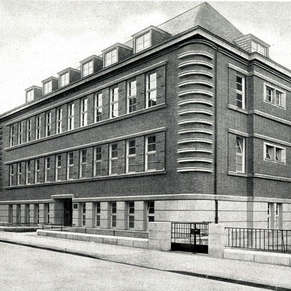 Dieses Haus in der Poppelsdorfer Straße wurde als erstes eigenes Vereinshaus 1928 bezogen. Es wurde Anfang 1945 schwer beschädigt, das Dachgeschoss brannte völlig aus. Das Gebäude steht noch heute. Bildquelle: TÜV NORD AG