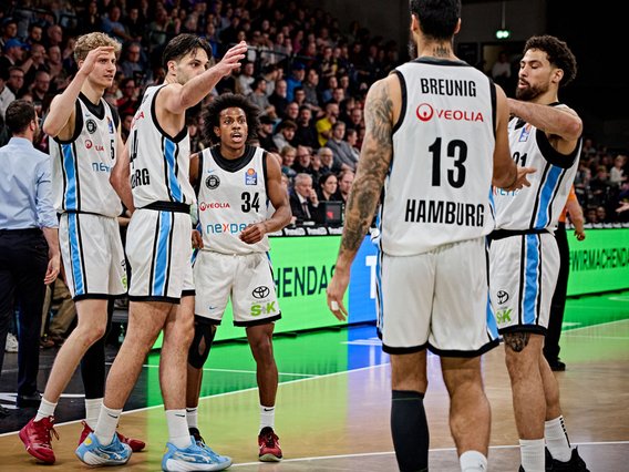 Hamburg Towers Basketball-Team vor TÜV NORD Bande