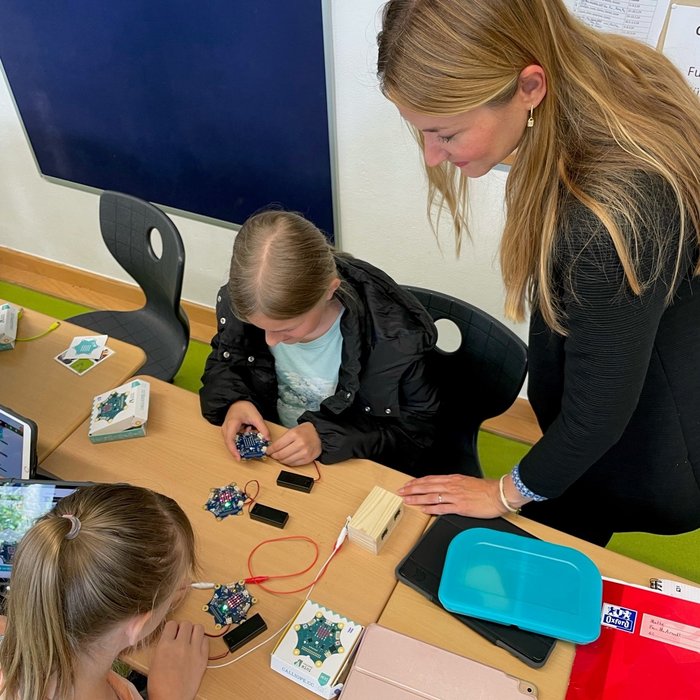 Eine Kollegin besucht ein Schulprojekt. 