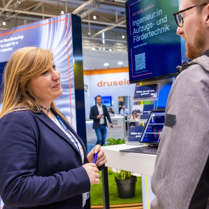 Gespräch auf einem Messestand