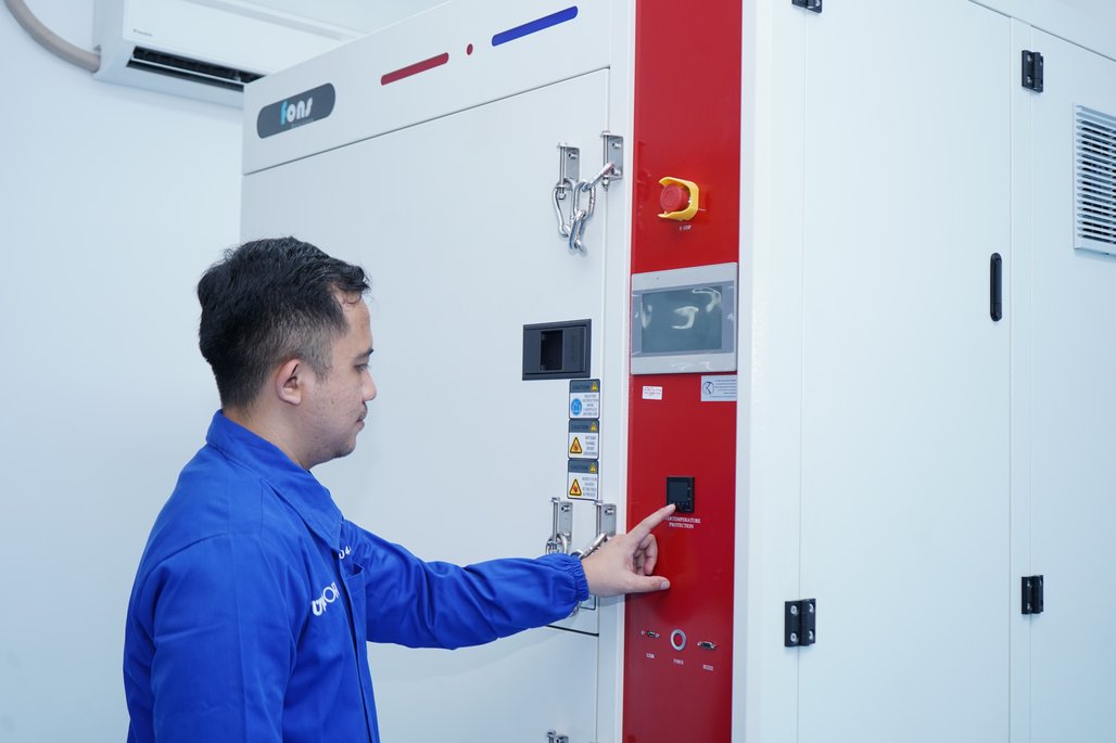 In dieser Thermoschock-Prüfkammer werden elektronische Bauteile sowie Teile für Autos, Kunststoff- und Harzspritzgussteile und Vinylaufkleber mit Klebstoff getestet. Foto: TÜV NORD