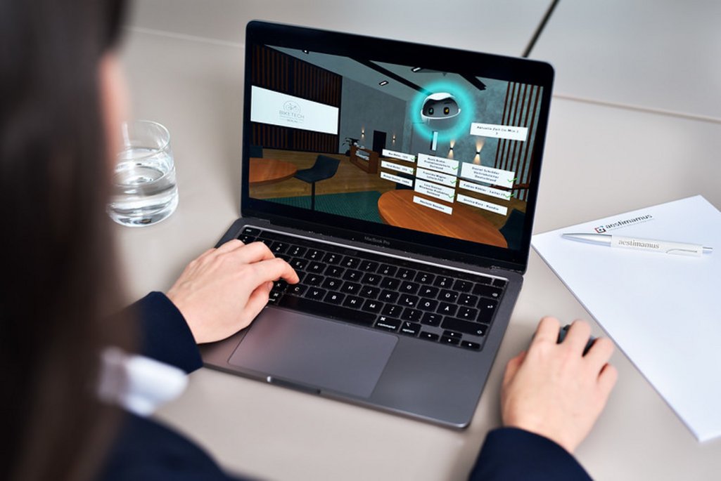 VR-Szenarien machen zentrale Managementkompetenzen unter realitätsnahen Bedingungen beobachtbar und vergleichbar.
