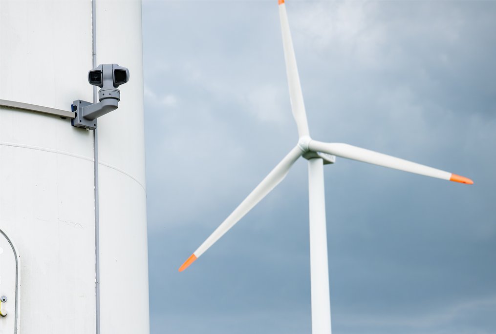 Kamera eines AVES Wind Antikollisionssystems an einer Windenergieanlage. TÜV NORD hat die Prüfung der digitalen Validierung des Systems nun erfolgreich abgeschlossen. TÜV NORD erreicht Meilenstein bei der Prüfung von Antikollisionssystemen