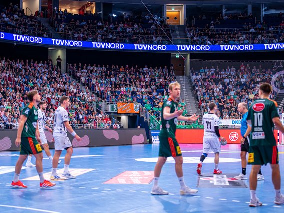 Das Team von Hannover-Burgdorf vor einer TÜV NORD Bande