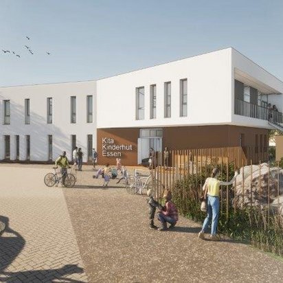 Eine architektonische Visualisierung der neuen Kita „Kinderhut Essen“. Das moderne zweigeschossige Gebäude hat eine helle Fassade mit großen Fenstern und eine einladende Eingangszone. Vor der Kita spielen Kinder, während Eltern und Betreuer interagieren. Einige Menschen kommen mit Fahrrädern an, andere spazieren mit einem Hund oder unterhalten sich. Der Außenbereich ist naturnah gestaltet mit Felsen, Pflanzen und Sitzmöglichkeiten. Der Himmel ist klar, und im Hintergrund fliegen Vögel. In der oberen rechten Ecke ist das Logo von „arctum“ zu sehen.