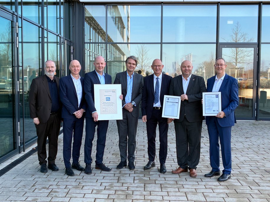 Übergabe der Zertifikate zur ISO/IEC 42001 Zertifikatsübergabe ISO/IEC 42001