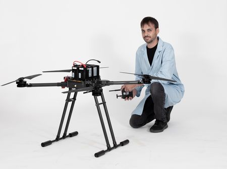 Alter Technology-Mitarbeiter Juan Moreno prüft eine Drohne.