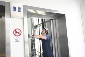 Kay Justus Kornatzki from TÜV NORD is inspecting an lift shaft door