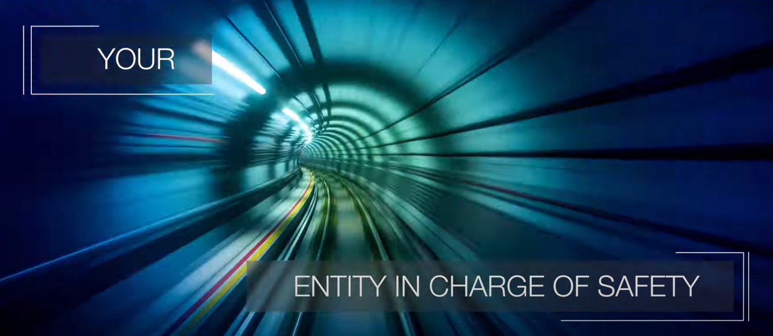 Das Bild zeigt eine futuristisch anmutende Tunnelansicht mit einem starken Bewegungseffekt, der Geschwindigkeit und Dynamik vermittelt. Die Szenerie ist in Blautönen gehalten und wird durch Lichtreflexionen entlang der Tunnelwände verstärkt. Im Vordergrund sind Schienen und Kabel sichtbar, die sich in die Tiefe des Tunnels erstrecken. Überlagert ist der Text ‚Your Entity in Charge of Safety‘ in moderner Schrift, eingerahmt von minimalistischen Designelementen. Dieses Bild dient als Thumbnail für Inhalte im Bereich Bahntechnik und unterstreicht die Bedeutung von Sicherheit, Präzision und technologischer Innovation im Schienenverkehr.
