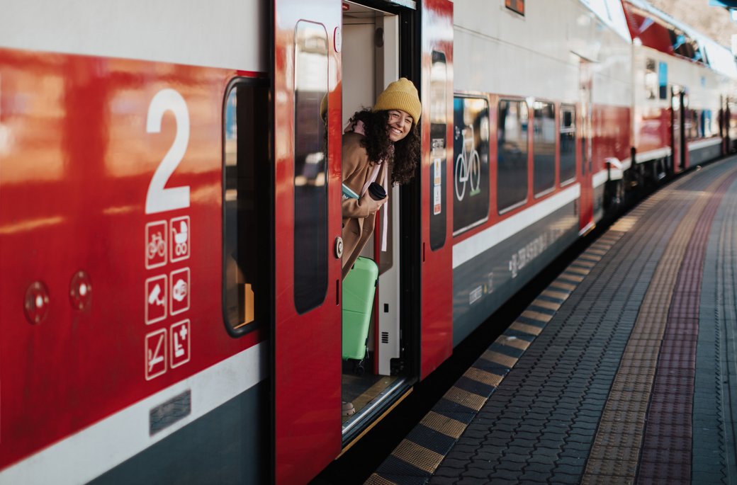 Beispielsweise Türsteuerungen von Bahnfahrzeugen werden von der neuen Zertifizierungsstelle bei TÜV NORD Mobilität zertifiziert. Foto: Halfpoint /Adobe-Stock